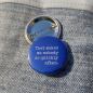 Preview: Ansteckbutton That makes me nobody so quickly after auf Jeans mit Rückseite